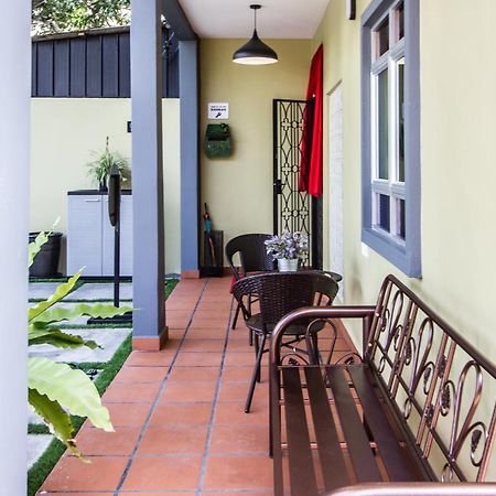 Explore 5Br Gardenhouse Retreats Butterworth Extérieur photo